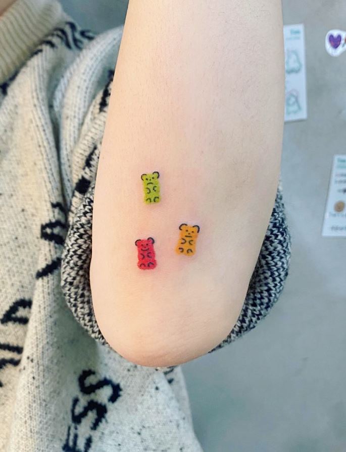 18.1 ORIGINAL SMALL TATTOOS colored haribo bears on the elbow