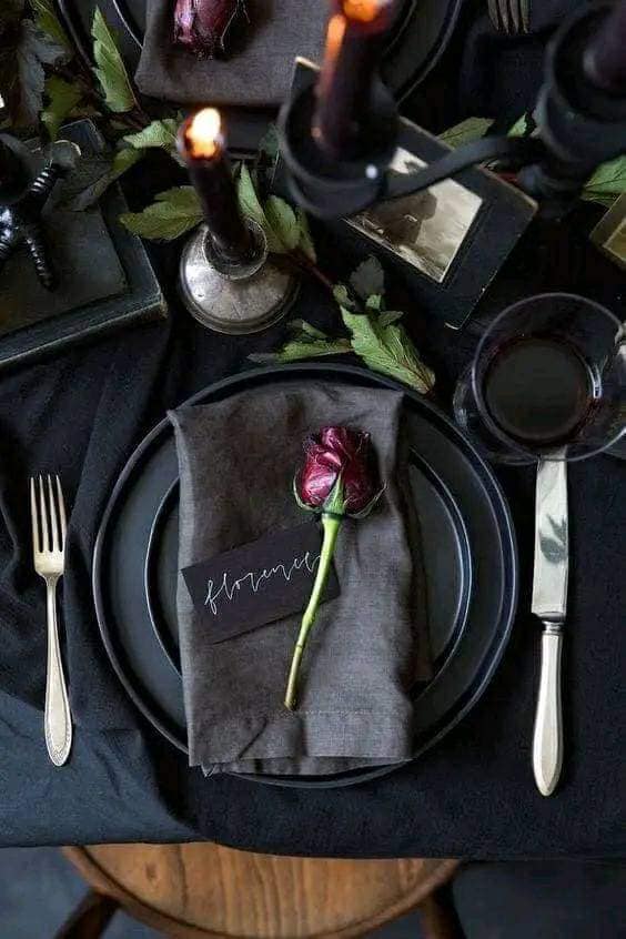 185 Wedding in Black table décorée en noir pour la célébration de mariage