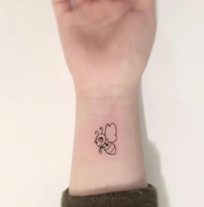 19 Mini Tattos abeja simpatica infantil en la muneca negra