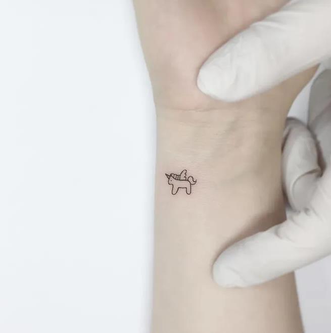 19 Mini Tattos contorno de unicorno infantil en costado de la muneca