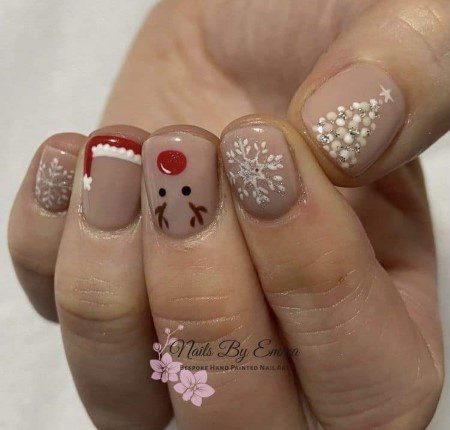 19 Short Christmas Nails in bright beige brown and decoration of Santa's hat, reindeer and snowflakes