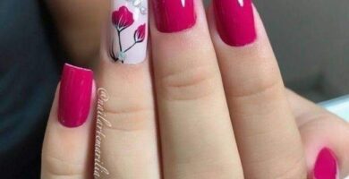 206 Unas Fucsia cuadradas semi largas con esmalte fucsia y esmalte color blanco con dibujo de una rosa fucsia en dedo anular