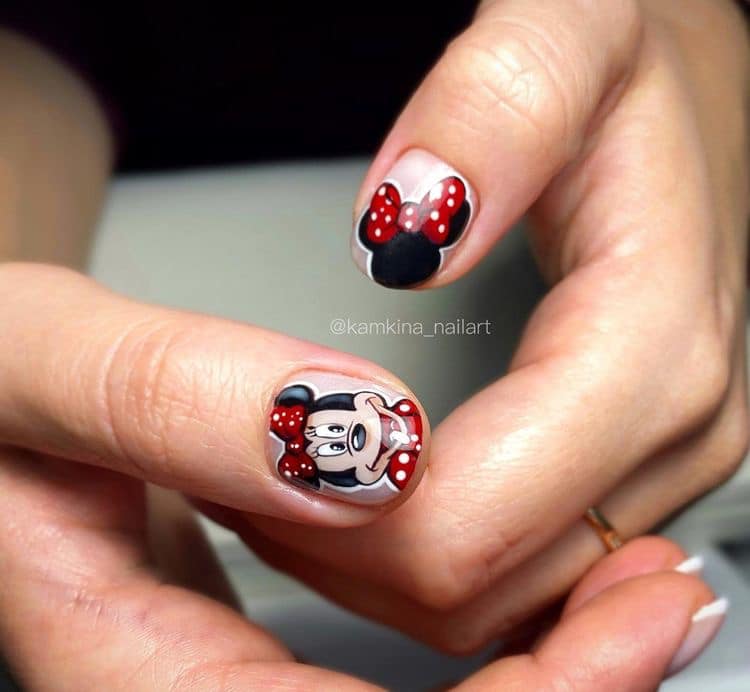 23.2 Mickey and Minnie manicure on the thumbs