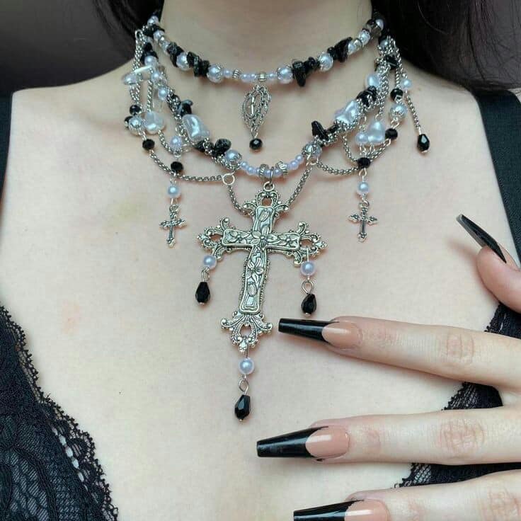 238 GOTHIC-SCHMUCK Gothic-Halskette mit Kreuzketten aus Silber und Perlen