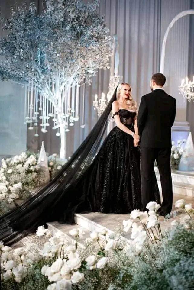 254 Wedding in Black couple de mariage vêtu de noir se marier dans une salle de fête