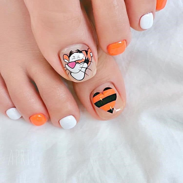 26 Pedicure for girls with Winnie's tiger in orange and white pu