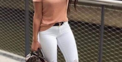 264 Outfits con Pantalon Blanco camisa cerrada cuello redondo alto color rosa claro zandalias de paseo y bolso de mano