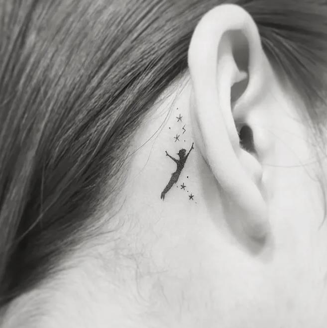 29 Mini Tattos peter pan en negro con estrellas detras de la oreja