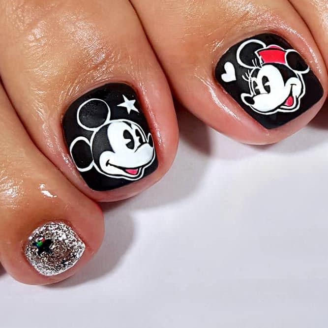 30pedicura de Mickey y Minnie sobre negro y con gliter metalico