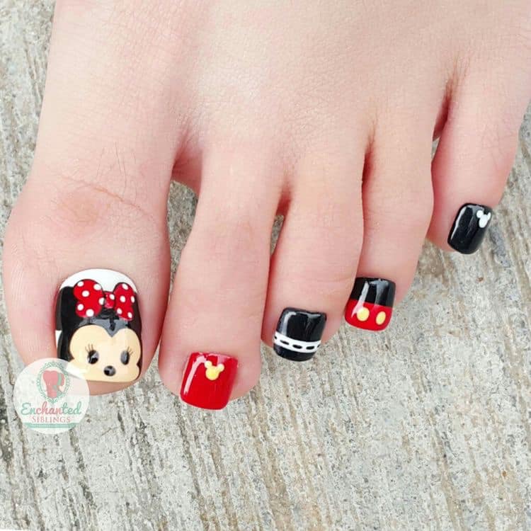 33 pedicura de Mickey y Minnie con esmaltado rojo y negro estilo minnie