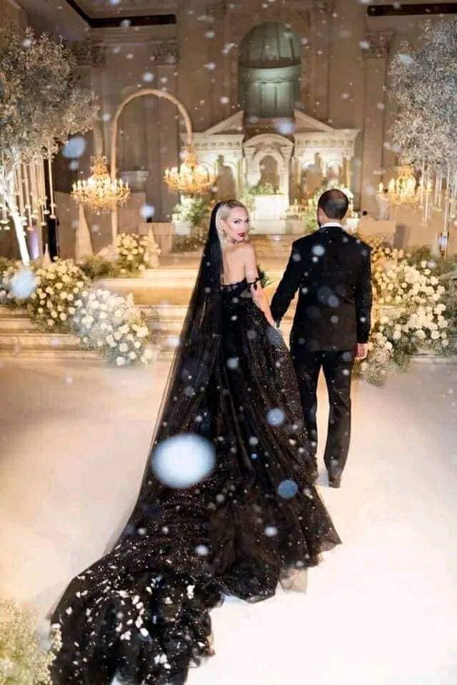 355 Wedding in Black couple de mariage vêtu de noir dans des jardins de célébration enneigés
