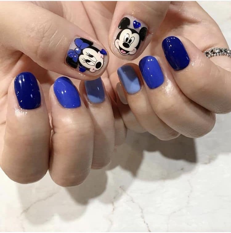 36.2 manicura de Mickey y Minnie en esmalte azul claro y electrico