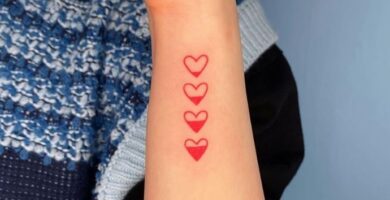 39TATUAJES PEQUENOS ORIGINALES pequenos corazones con diferentes relleno en la muneca