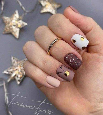 40 Short Christmas Nails com esmalte marrom fosco e branco em um com bolinhas douradas e rena