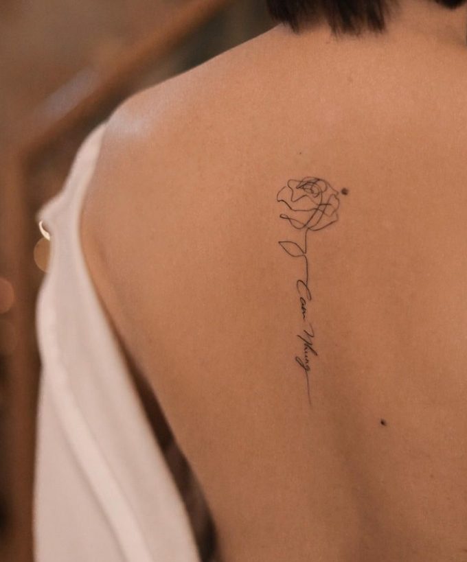 40 tatuaje del artista Nhi.ink con una linda rosa geometrica y letras