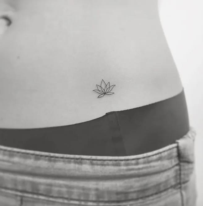 41 Mini Tattos Flor de loto arriba de la ingle