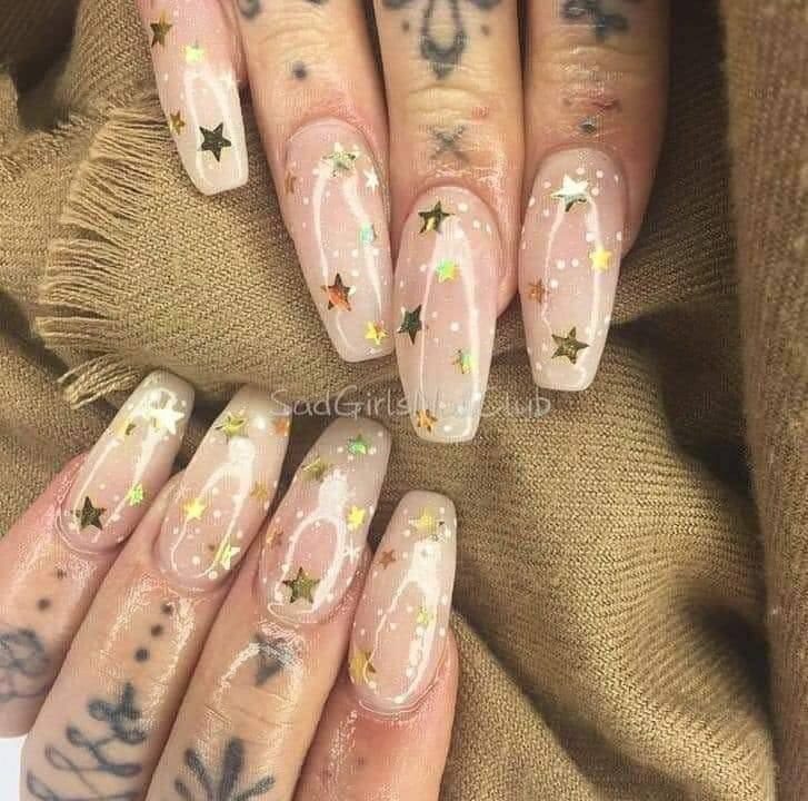 42 Nails with ballerina stars with nude enamel and white glitter design of golden stars in different sizes