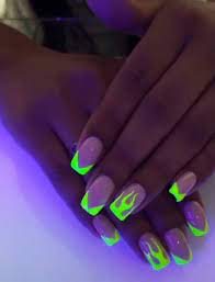 43 Unas Fluorescentes cuadradas cortas con esmalte nude en base y color verde en borde con efecto llama en dedo medio