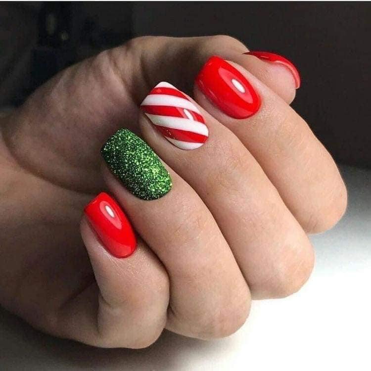 46 kurze Weihnachtsnägel mit glitzernden rot-grünen Glitzerspiralen in süßem Rot und Weiß