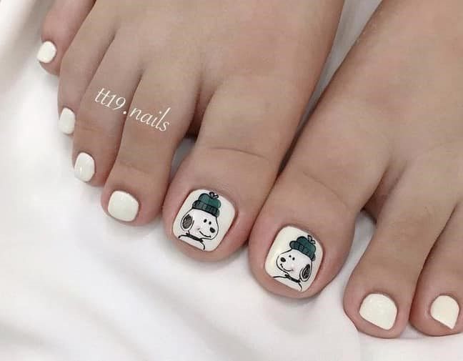 5.2 Pedicure for girls. of snoopy behind a white background