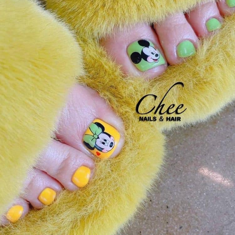 50 pedicura de Mickey y Minnie en los pies sobre amarillo y verde
