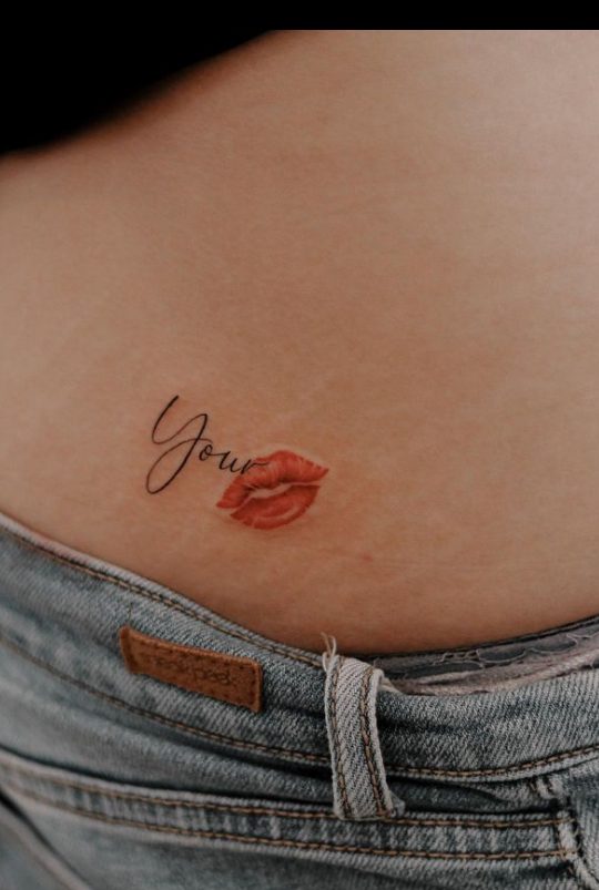 55.2 lindo tatuaje de kiss YOU con unos labios rojos. en la cadera
