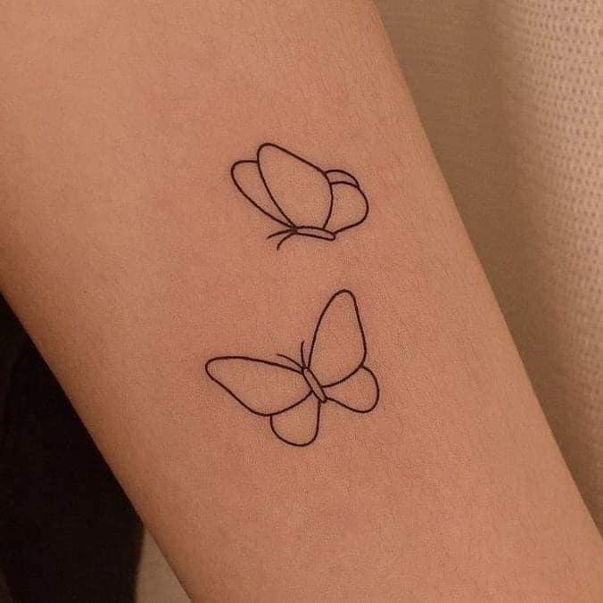 57 Mini Tattoos contorno de mariposas en pantorrilla
