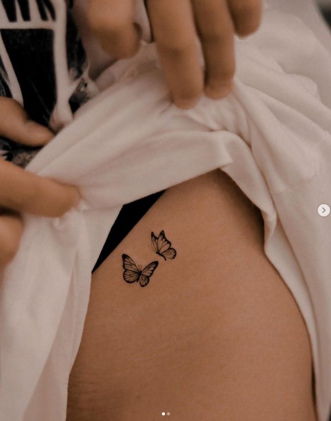 59 piccolo e delicato tatuaggio di due farfalle che danzano nell'aria