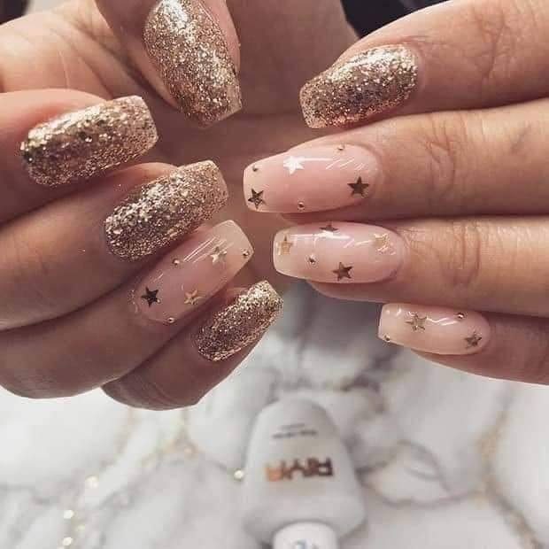 61 Nails with short semi-square stars nude enamel and gold stars on the right ring finger, left middle ring finger and little finger, gold frosting on other fingers