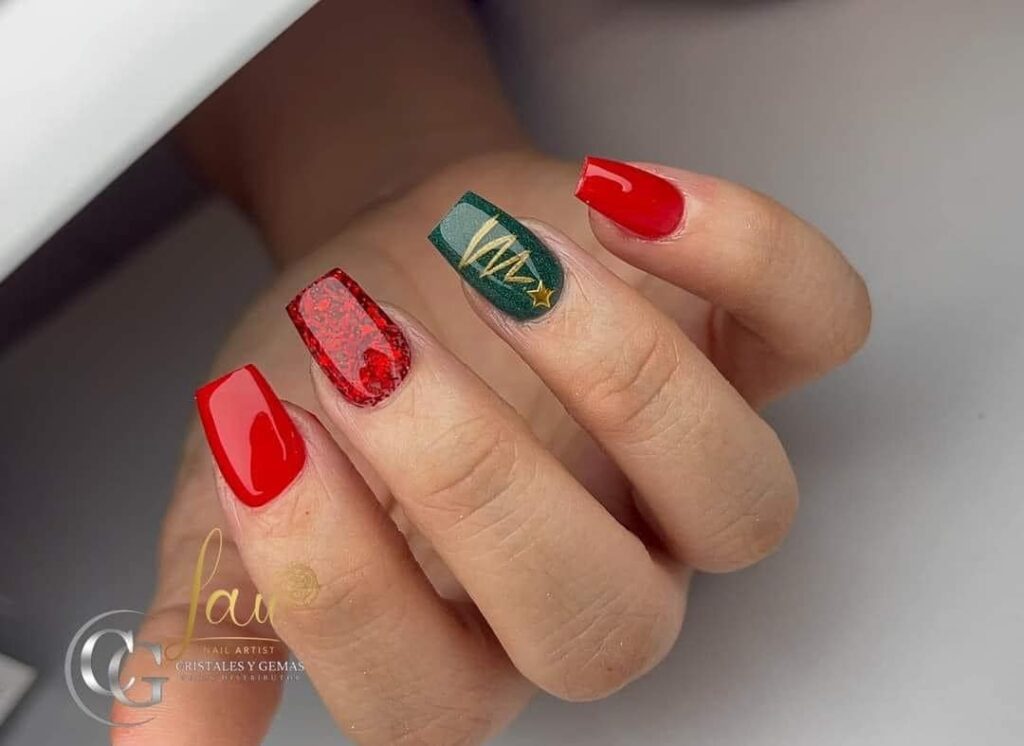 69 Bright Short Christmas Nails red marbled red green and gold with stars
