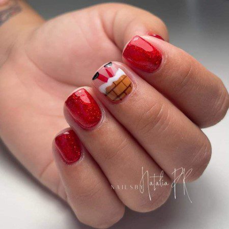 9 Short Christmassy avec vernis à ongles rouge vif à paillettes et Père Noël dans une cheminée