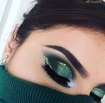 95 Maquillaje en Tonos Verdes smokey eye en verde oscuro con detalles en verde escarchado difuminado cnon sombras en negro y blanco y cejas arqueadas