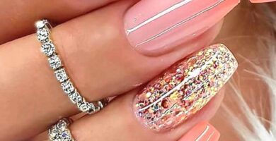 1 Unas Soft Gel bailarina cortas con esmalte rosado y brillos en dedo indice y anular