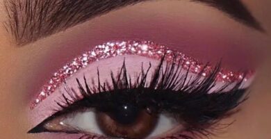 104 Delineado de ojos con brillo rosa palo con pedreria rosa brillante