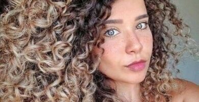 107 Mechas en Pelo Rizado sobre el cuello con raices en castano oscuro y puntas en castano claro