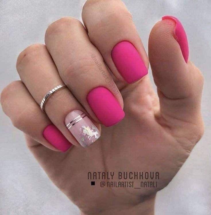 14 1 UNAS PRIMAVERALES manicura en rosa chicle con una una en rosa semi transparente y detalles en dorado