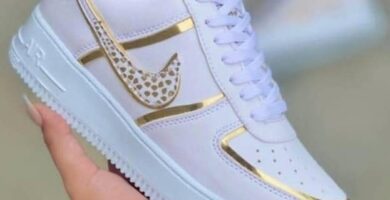210 Zapatillas con Dorado Nike blancas con lineas doradas al frente y a los lados letras doradas en parte alta