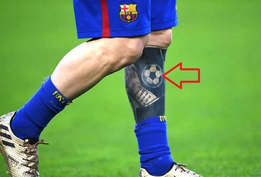 4 Tatuajes de Messi futbol pelota en e fondo blackwork negro