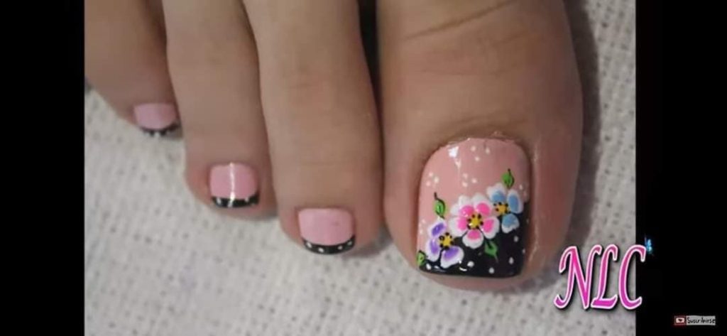 40 Unas Decoradas delos Pies Faciles y Bonitas esmalte rosado y negro con flores de colores en dedo pulgar rosa y linea negra con puntos blancos en resto de dedos