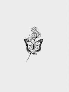 44 Pequena tatuagem de borboleta preta com flor ao fundo