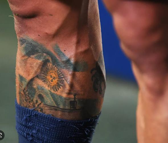 48 Tatuajes de Messi Argentina Campeon 2022 bandera argentina con sol en pantorrilla de jugador