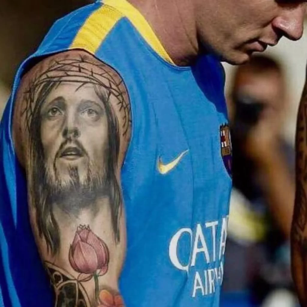 5 Tatuajes de Messi Jesucristo con corona de espinas en brazo mas abajo flor tulipan rosa