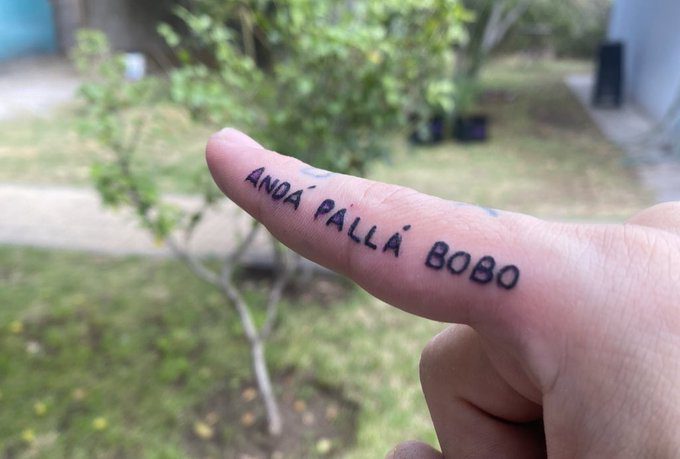 563 Tatuajes de la Seleccion Argentina Campeona en el dedo indice las palabras anda palla bobo