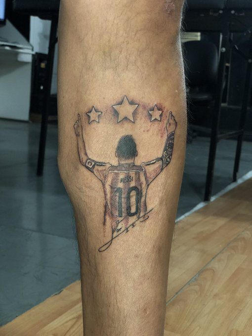 942 Tatuajes de la Seleccion Argentina Campeona Messi Senalando al cielo y las tres estrellas con firma