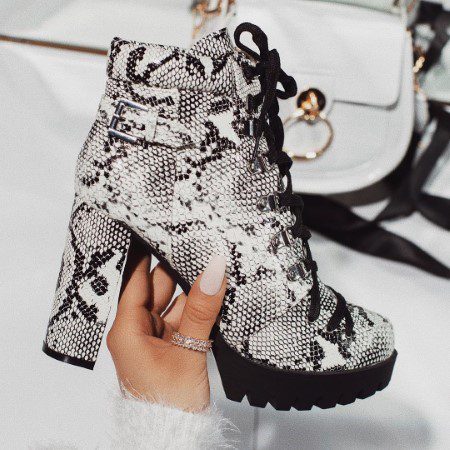 Botines mujer acordonados con estampado de serpiente en blanco y negro y cordones negros Botines mujer acordonados con estampado de serpiente en blanco y negro y cordones negros