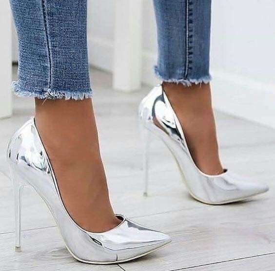 102 Tacones Metalicos color plateado con tacon de aguja 102 Tacones Metalicos color plateado con tacon de aguja