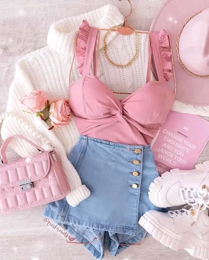 104 outfits de short de bluejean azul claro con botones laterales y top de tirantes color rosa palido acompanado de cartera rosa plaido y botas blancas 104 outfits de short de bluejean azul claro con botones laterales y top de tirantes color rosa palido acompanado de cartera rosa plaido y botas blancas