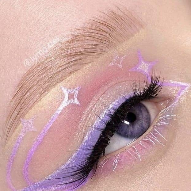 11 Maquillaje en Tonos Morado smokey eye con sombras en tonos morado claro y delineado con detalles de estrellas en morado