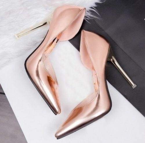 114 Tacones Metalicos en rosado metalizado con tacon de aguja y abertura en parte lateral interna 114 Tacones Metalicos en rosado metalizado con tacon de aguja y abertura en parte lateral interna