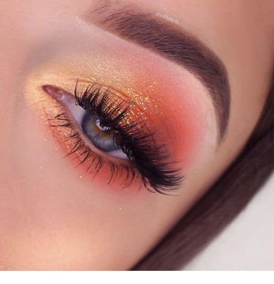 12 Maquiagem em tons laranja Olhos esfumados com sombra mesclada em tons metálicos